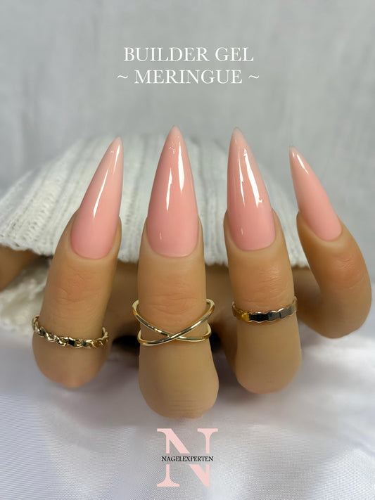 Ljusrosa builder gel i färgen Meringue applicerad på naglar