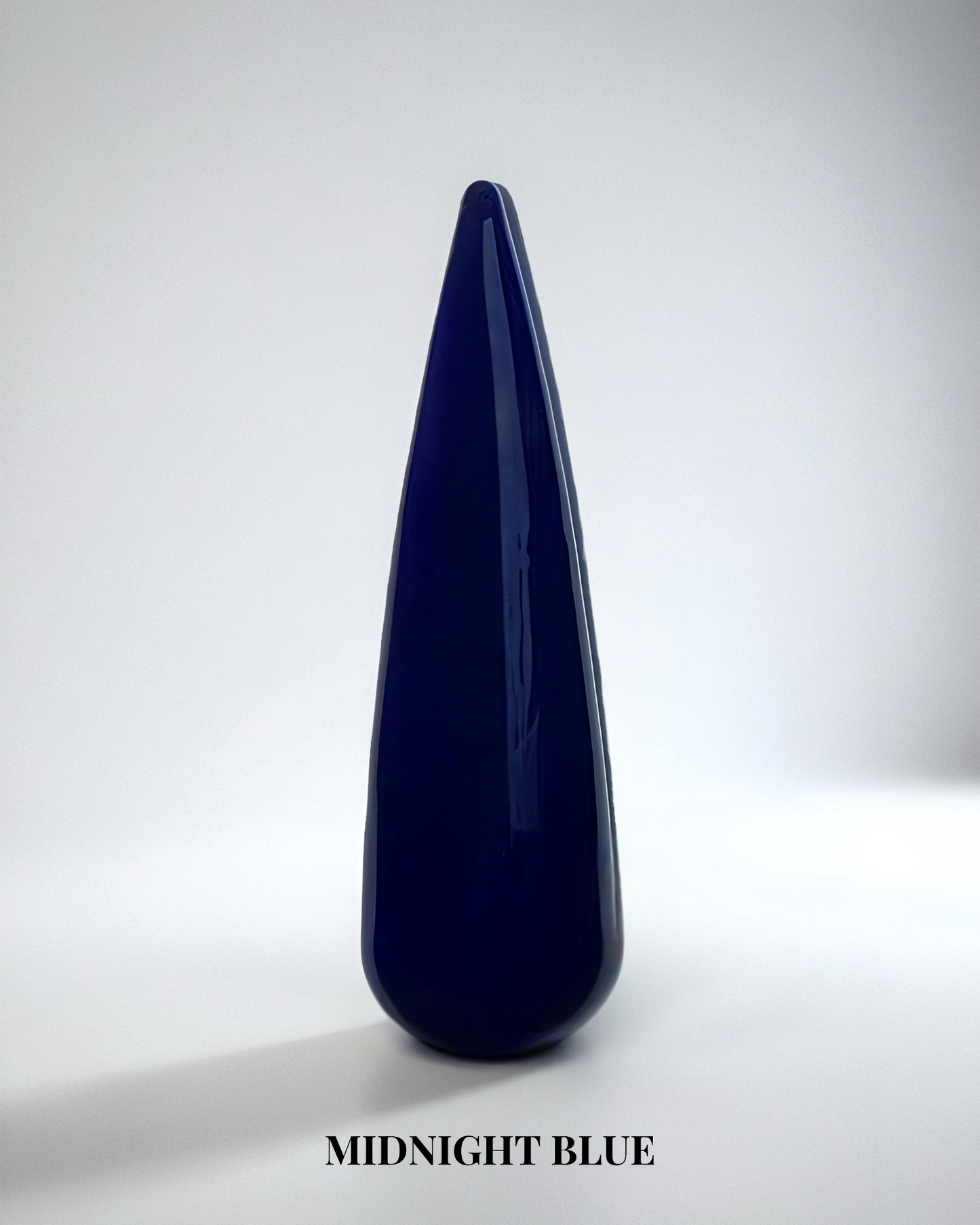 Mörkblå heltäckande gellack i färgen Midnight blue för naglar