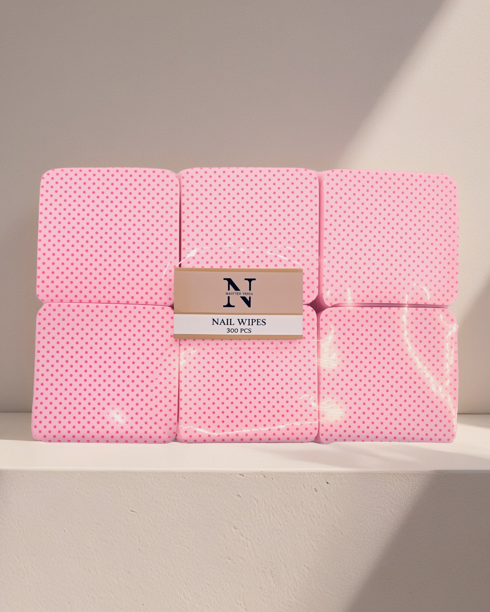 Paket med rosa nagelservetter som ligger på ett bord.