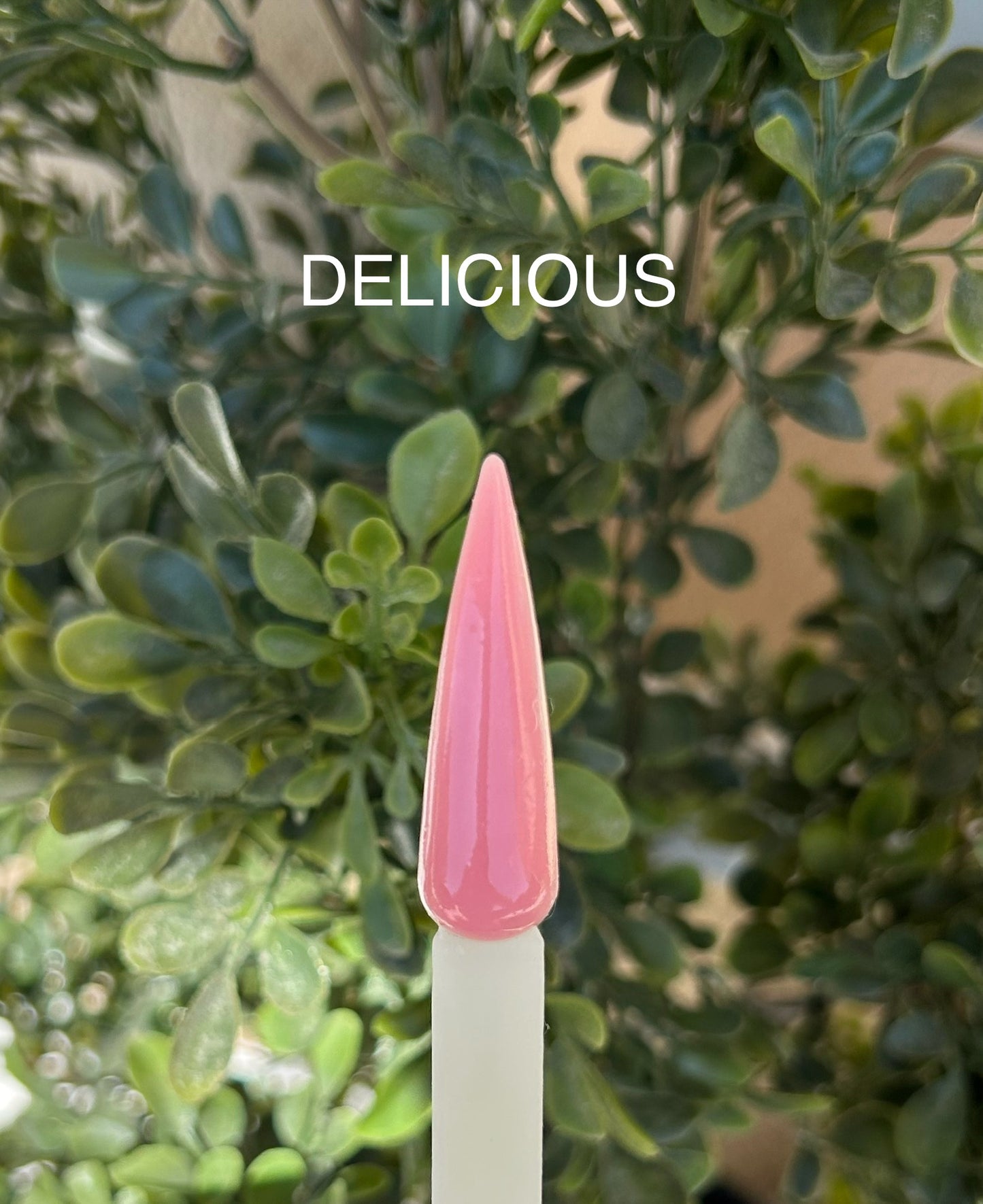 Vit nageltipp målad med rosa nagel gele för nagelförlängning.