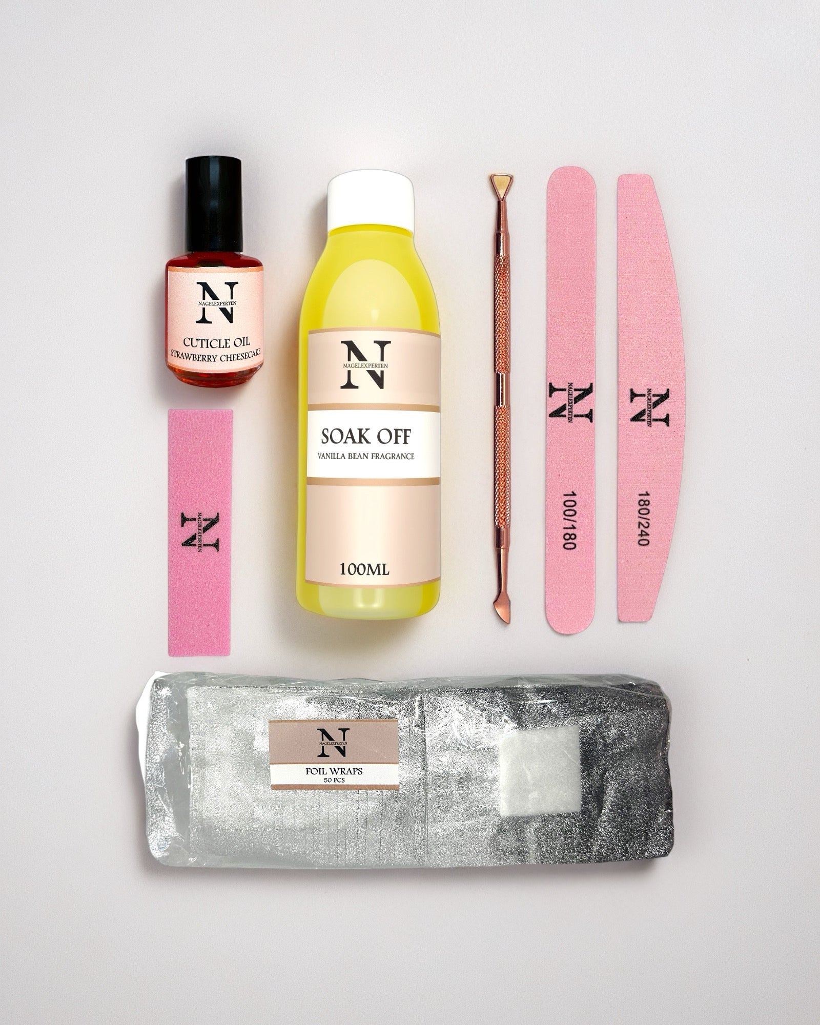 Nagelkit med flera nageltillbehör innehållande soak off vätska, nagelfilar, nagelolja och foil wraps för borttagning av nagelförlängning.