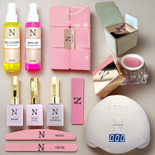 Startkit med nagelprodukter för nagelförlängning innehållande, builder gel, primer, top coat, bonder gel, UV-lampa, nagelfil, block buffer och nagel prep - för gelenaglar hemma.