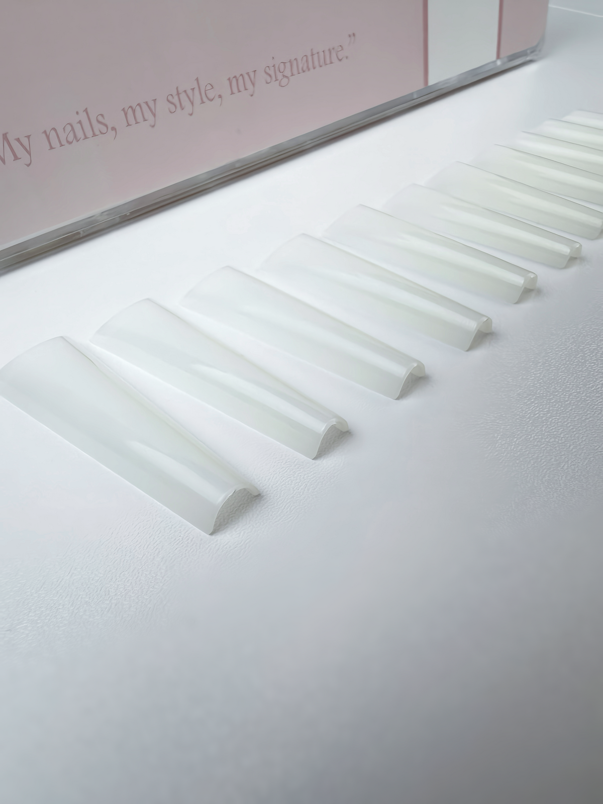 Negletips • Lang kiste • Naturlig hvid