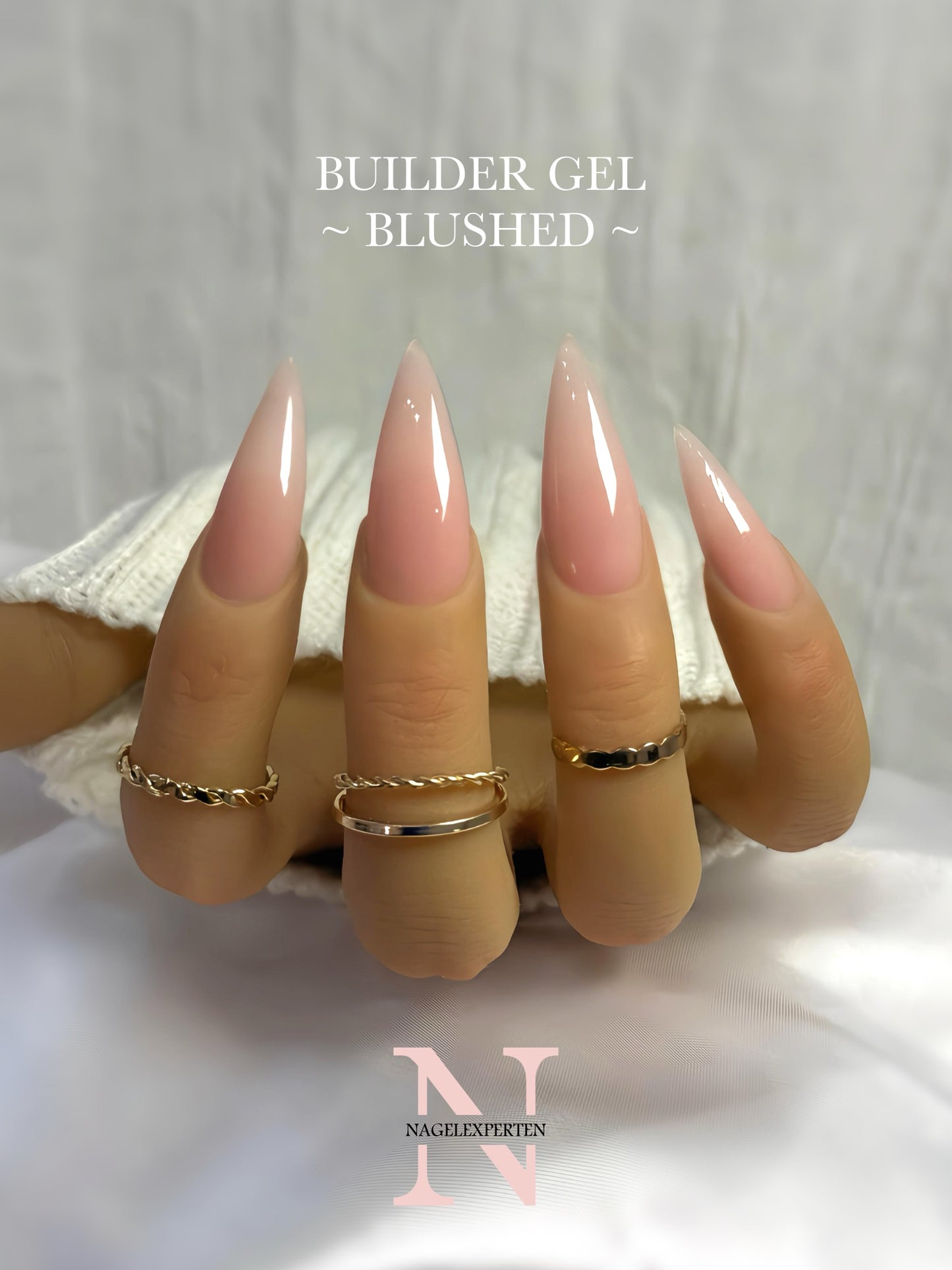 Neutral nude builder gel i färgen Blushed applicerad på naglar