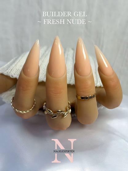 Nude builder gel i färgen Fresh nude applicerad på naglar