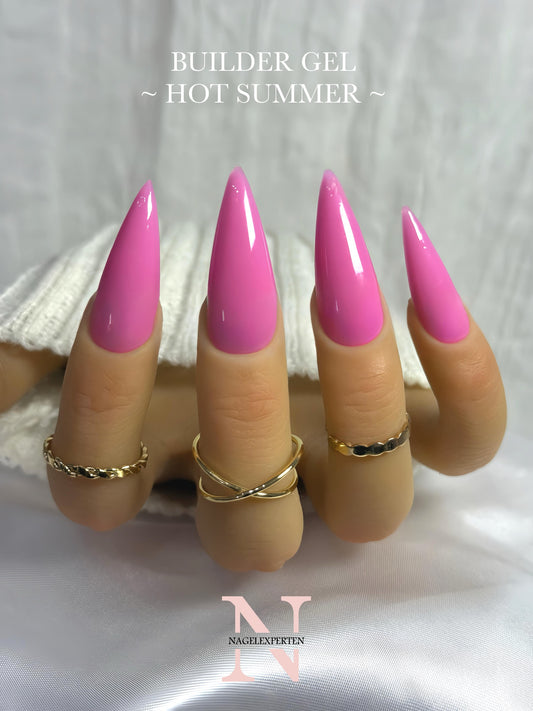 Knallrosa builder gel i färgen Hot summer applicerad på naglar