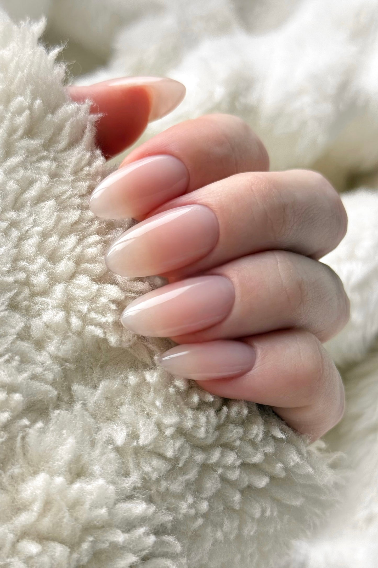 Långa naglar på hand målade med naturell builder gel i färgen Iconic.