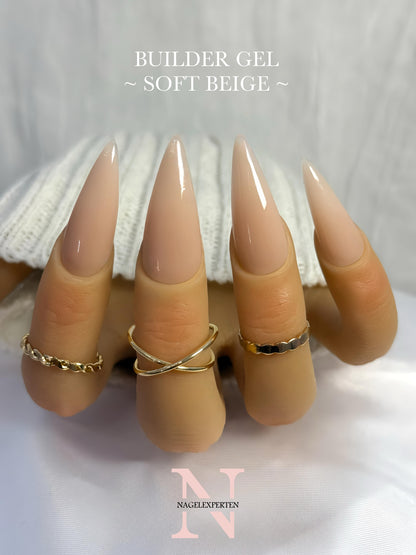 Nude builder gel i färgen Soft beige applicerad på naglar