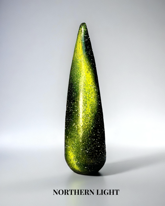 Grönt cat eye gellack i färgen Northern light för naglar.