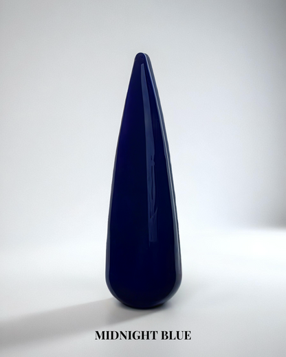 Mörkblå heltäckande gellack i färgen Midnight blue för naglar