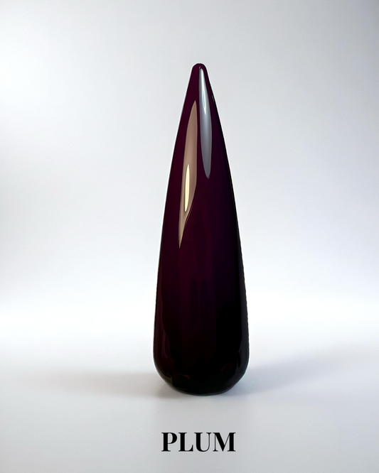 Mörklila heltäckande gellack i färgen Plum för naglar