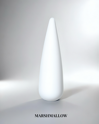 Vit heltäckande gellack i färgen Marshmallow för naglar.