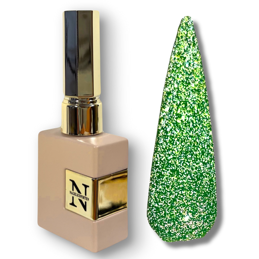 Tipp med grön glittereffekt för nageldesign och beige nagellacksflaska med guldigt lock.