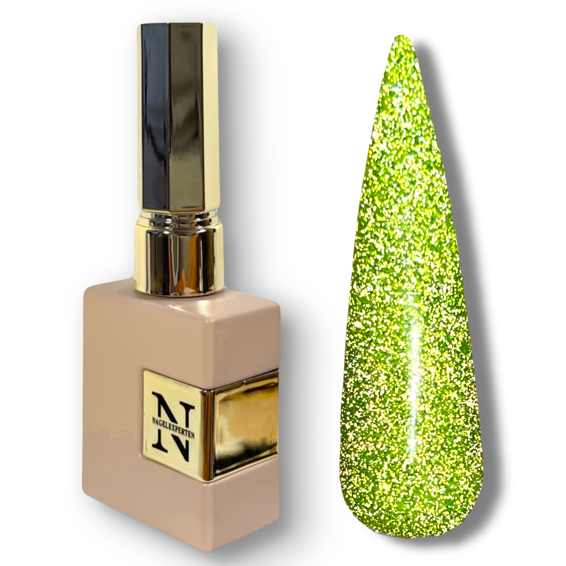 Nageltipp målad med grönt glittrigt gellack bredvid nude nagellacksflaska med guldigt lock.
