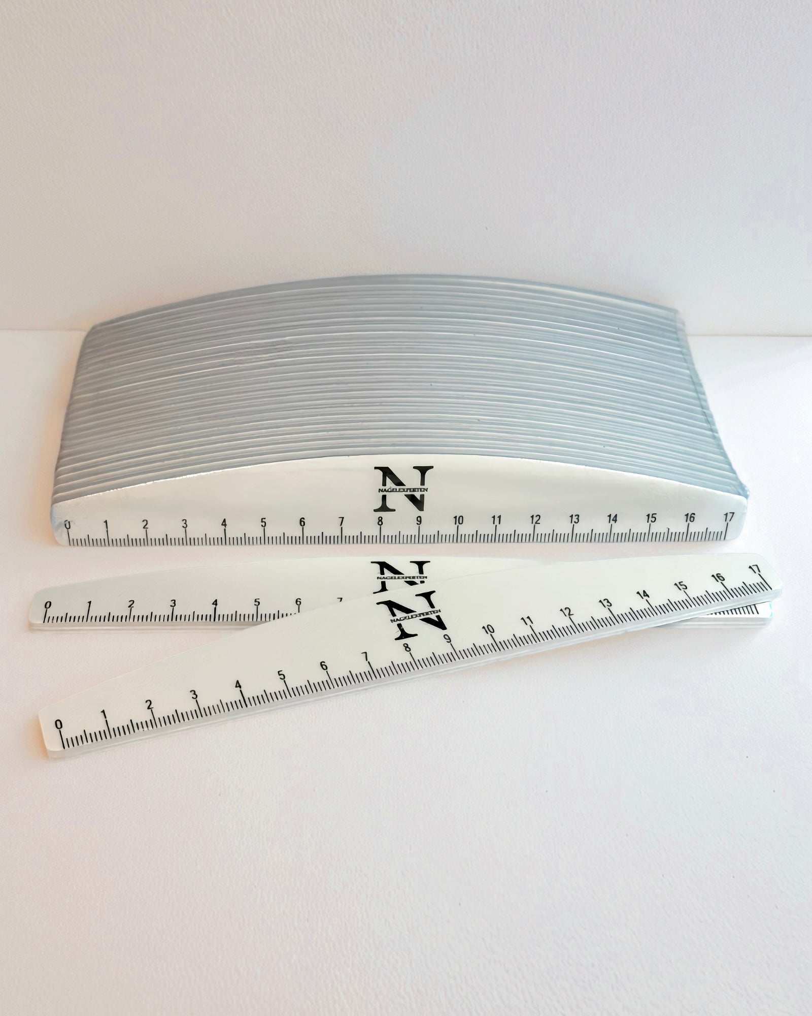 Nagelfilar i half moon form med 180 och 240 grit för filning av naglar.