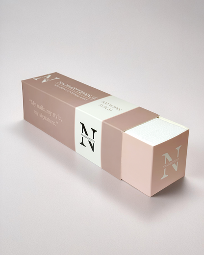 Vita nail wipes i utdragbar låda för naglar.