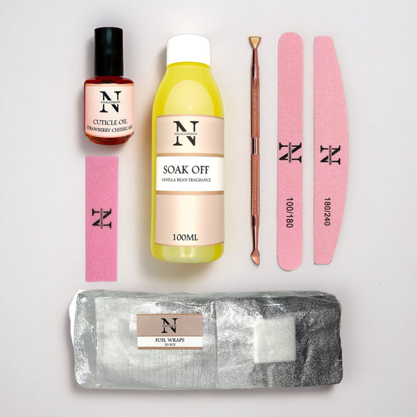 Nagelkit med flera nageltillbehör innehållande soak off vätska, nagelfilar, nagelolja och foil wraps för borttagning av nagelförlängning.